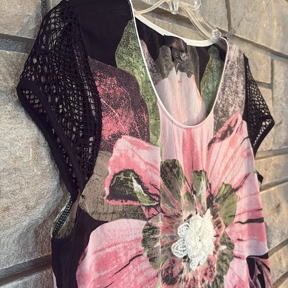 Black & Pink Floral Women's Blouse - Picture 3 of 8